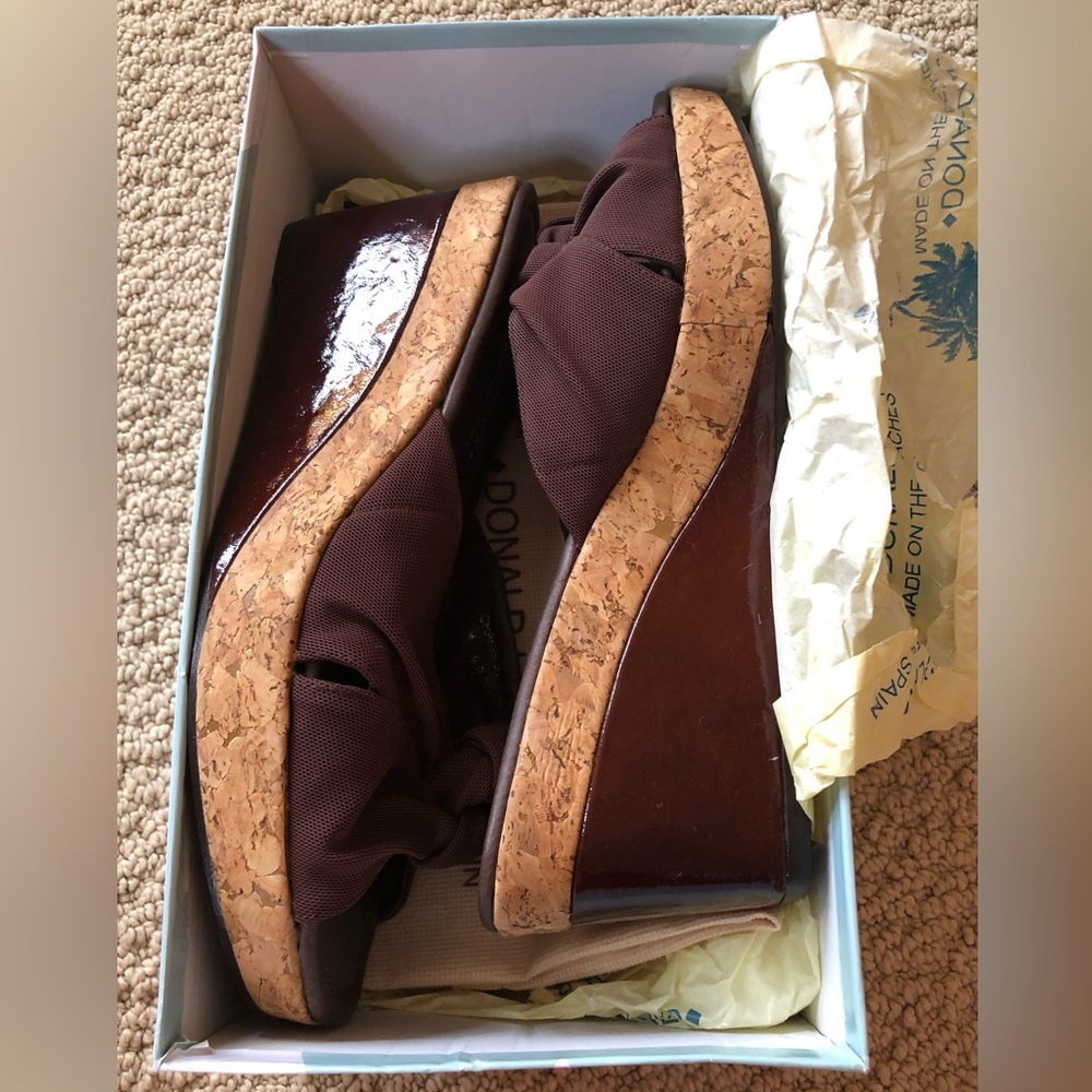 Donald J Pliner Charm Sandals, NIB size 10M